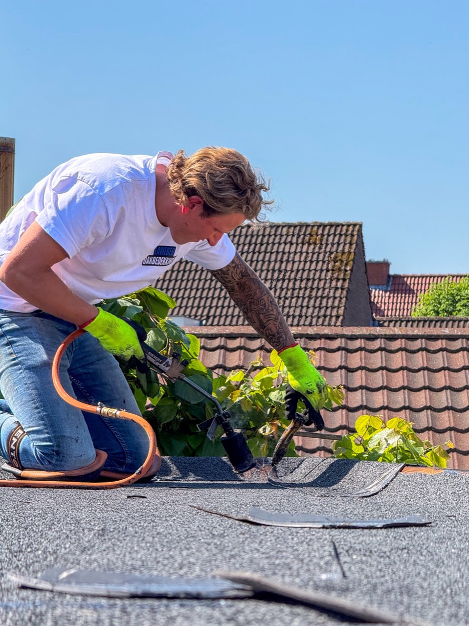 Oud dakmateriaal verwijderen tijdens een dakrenovatie